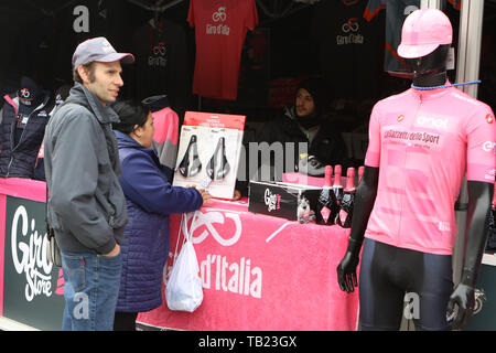 Anterselva Antholz, Italie,. 29 mai 2019, Commezzadura (Val di Sole) à Anterselva Antholz, Italie, ; Giro D Italia cycling tour stade 17 ; Giro magasin vendant des marchandises : Action Crédit Plus Sport Images/Alamy Live News Crédit : Action Plus de Sports/Alamy Live News Banque D'Images