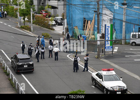 28 mai 2019 - Tokyo, Japon - la police dans la préfecture de Kanagawa enquête sur une scène de crime après un 50 ans hommes est allé sur un saccage dans la préfecture de Kanagawa. Le même jour, deux personnes ont été tuées et 17 autres ont été blessés à l'aide d'une arme sur le Mardi 28 Mai, 2019. L'agresseur est mort après avoir pris sa propre vie avec l'une des armes de coupe. C'est arrivé près de la station de Noborito à 20 minutes du centre de Tokyo au Japon. Les victimes ont été prises pour hôpitaux différents dans la majorité qui sont dans une situation très critique et risque de décès. Le ministère de l'incendie de sauvetage s'écarter Banque D'Images