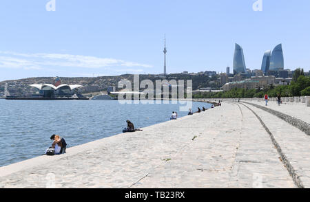 29 mai 2019, l'Azerbaïdjan, Bakou : personnes siègent à la promenade de Bakou. La capitale de l'Azerbaïdjan est situé sur la mer Caspienne et dispose d'environ deux millions d'habitants. Photo : Arne Dedert/dpa Banque D'Images