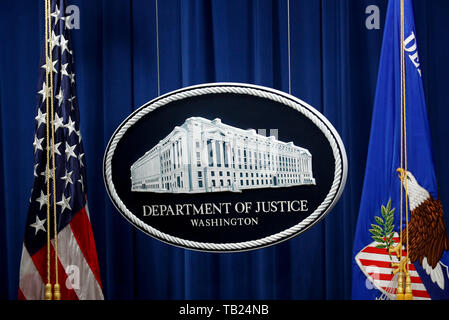 L'emblème du ministère de la Justice derrière un podium au ministère de la Justice à Washington, District de Columbia, le mercredi 29 mai 2019. Credit : Ting Shen/CNP /MediaPunch Banque D'Images