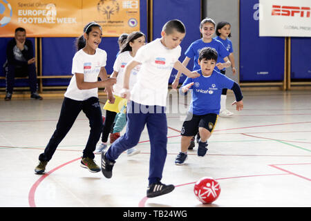 (190529) -- SARAJEVO, 29 mai 2019 (Xinhua) -- les enfants de migrants au cours de la compétition de football des Jeux Olympiques spéciaux Semaine Européenne tournoi à Sarajevo, Bosnie-Herzégovine le 29 mai 2019. (Xinhua/Nedim Grabovica) Banque D'Images