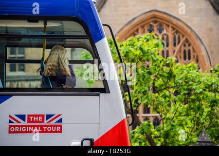 Londres, Royaume-Uni. 29 mai 2019. Le Palais de Westminster est calme de nouveau comme MP's sont encore sur une autre pause. Touristes de passage aperçu dans son état de paix à travers la verdure du printemps. Crédit : Guy Bell/Alamy Live News Banque D'Images