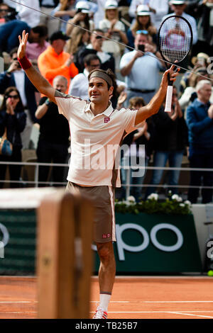 29 mai 2019, la France (France), Paris : : Grand Slam Tennis/ATP-Tour, Open de France, des célibataires, des hommes, 2ème tour, Federer (Suisse) - Otte (Allemagne) : Roger Federer célèbre sa victoire. Photo : Frank Molter/dpa Banque D'Images