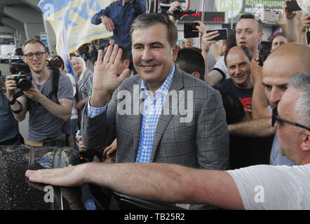 Kiev, Ukraine. 29 mai, 2019. L'ancien président géorgien et ex-gouverneur d'Odessa, Mikheil SAAKASHVILI accueille ses partisans, comme il arrive à l'aéroport international Boryspil près de Kiev, Ukraine, le 29 mai 2019. Saakachvili est retourné à l'Ukraine après le Président ukrainien Volodymyr Zelensky a rétabli Mikheil Saakashvili's la citoyenneté ukrainienne le 28 mai 2019. Zelensky supprimé la disposition respective de son prédécesseur Petro Poroshenko's No 196 datée du 26 juillet 2017, l'agence UNIAN informer signalés. Le chef de l'opposition ukrainienne, Mikheil Saakashvili a été déporté en Pologne le 12 février Banque D'Images