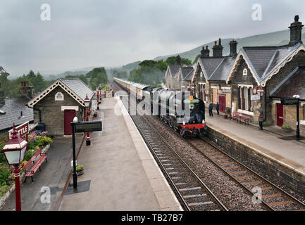 Régler, North Yorkshire, UK. 29 mai 2019. Que la pluie tombe, 'Le Fellsman' spécial vapeur passe à travers la station de s'installer sur la ligne de chemin de fer Settle-Carlisle sur son chemin du retour de Carlisle à Crewe. Le train est tiré par locomotive no 'Britannia'. Crédit : John Bentley/Alamy Live News Banque D'Images