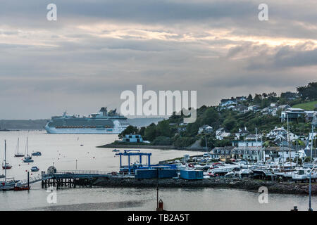 Port de Cork, Cork, Irlande. 30 mai, 2019. Bateau de croisière, l'indépendance de la mer, ce qui est le plus grand paquebot de la saison à l'appel à Liège avec 4375 passagers effluves passé Crosshaven sur sa façon de visiter la ville historique de Cobh, dans le comté de Cork, Irlande. Crédit : David Creedon/Alamy Live News Banque D'Images