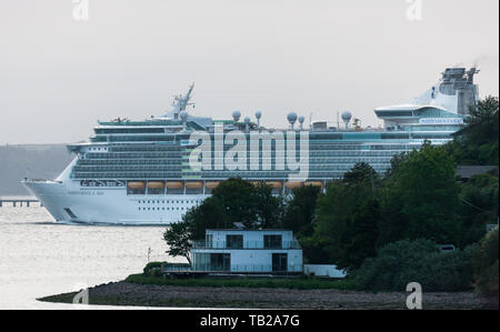 Port de Cork, Cork, Irlande. 30 mai, 2019. Bateau de croisière, l'indépendance de la mer, ce qui est le plus grand paquebot de la saison à l'appel à Liège avec 4375 passagers effluves passé un rivage accueil à Crosshaven sur sa façon de visiter la ville historique de Cobh, dans le comté de Cork, Irlande. Crédit : David Creedon/Alamy Live News Banque D'Images