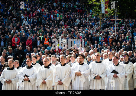 Wachstedt, Allemagne. 30 mai, 2019. De nombreux croyants se sont réunis pour un service à la petite église Klüschen Hagis. Le pèlerinage d'hommes chrétiens catholiques de l'Eichsfeld, organisé par le diocèse d'Erfurt, attire des milliers de personnes chaque année. Credit : Swen Pförtner/dpa-Zentralbild/dpa/Alamy Live News Banque D'Images