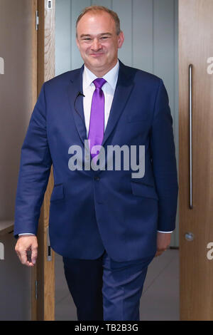 Southwark, London, UK 30 mai 2019 - Ed Davey, député de Kingston et à Surbiton et ancien secrétaire d'État à l'énergie et le changement climatique arrive à South Bank pour lancer sa campagne à la direction de devenir le leader du Parti libéral démocrate. Le chef actuel, Vince Cable quittera comme chef libéral démocrate le 23 juillet 2019 Crédit : Dinendra Haria/Alamy Live News Banque D'Images