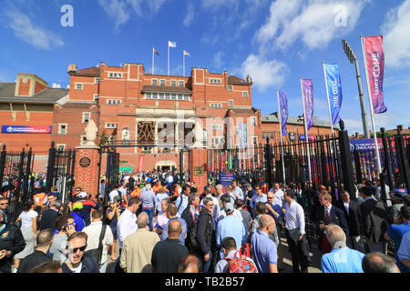 Londres, Royaume-Uni. 30 mai, 2019. Fans de Cricket arrivent à l'Oval Cricket Ground pour le match d'ouverture de la Coupe du Monde 2019 de la CPI entre l'Angleterre et l'Afrique : Crédit amer ghazzal/Alamy Live News Banque D'Images