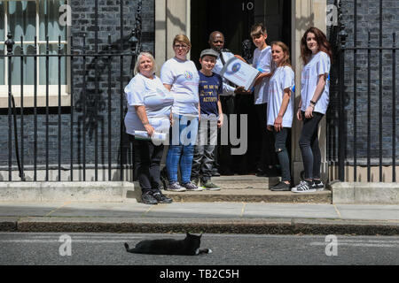 Londres, Royaume-Uni. 30 mai, 2019. Les jeunes de 'Envoyer' main sur la pétition à Downing Street, et sont rejoints par Palmerston, chef de Mouser le Foreign & Commonwealth Office. Des centaines de parents, les élèves et les jeunes personnes handicapées protester à Westminster pour mettre en évidence une crise de financement des besoins particuliers et des handicaps (Envoyer). Envoyer crise nationale, un groupe de campagne de remettre une pétition à Downing Street avant de se joindre à la protestation. 25 d'autres endroits autour de la scène de pays des événements semblables. Credit : Imageplotter/Alamy Live News Banque D'Images