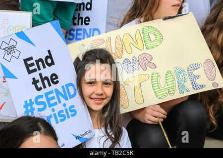 Londres, Royaume-Uni. 30 mai, 2019. Des centaines de parents, les élèves et les jeunes personnes handicapées protester à Westminster pour mettre en évidence une crise de financement des besoins particuliers et des handicaps (Envoyer). Envoyer crise nationale, un groupe de campagne de remettre une pétition à Downing Street avant de se joindre à la protestation. 25 d'autres endroits autour de la scène de pays des événements semblables. Credit : Imageplotter/Alamy Live News Banque D'Images