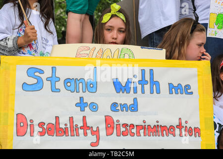 Londres, Royaume-Uni. 30 mai, 2019. Des centaines de parents, les élèves et les jeunes personnes handicapées protester à Westminster pour mettre en évidence une crise de financement des besoins particuliers et des handicaps (Envoyer). Envoyer crise nationale, un groupe de campagne de remettre une pétition à Downing Street avant de se joindre à la protestation. 25 d'autres endroits autour de la scène de pays des événements semblables. Credit : Imageplotter/Alamy Live News Banque D'Images