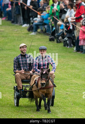 Münster, Allemagne. 30 mai, 2019. Deux hommes prendre part avec une voiture dans un aller-retour dans le cadre de la 32e pèlerinage du chariot de Telgte. Autour de 80 équipes de pays, de l'Ems et Sauerland ont pris part à l'événement annuel de l'Ascension. Crédit : Bernd Thissen/dpa/Alamy Live News Banque D'Images