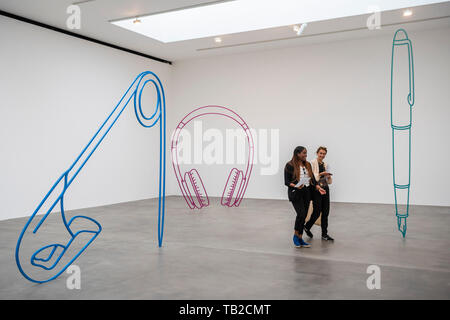 Londres, Royaume-Uni. 30 mai, 2019. La goupille de sécurité (bleu) stylo (torquoise) et casque (magenta) tous les 2019 - artiste conceptuel britannique Michael Craig-Martin a une nouvelle exposition intitulée Sculpture, à l'ouverture et Gagosian avec sculptures monumentales d'objets quotidiens. Crédit : Guy Bell/Alamy Live News Banque D'Images