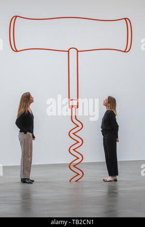 Londres, Royaume-Uni. 30 mai, 2019. Tire-bouchon (orange) 2019 - artiste conceptuel britannique Michael Craig-Martin a une nouvelle exposition intitulée Sculpture, à l'ouverture et Gagosian avec sculptures monumentales d'objets quotidiens. Crédit : Guy Bell/Alamy Live News Banque D'Images