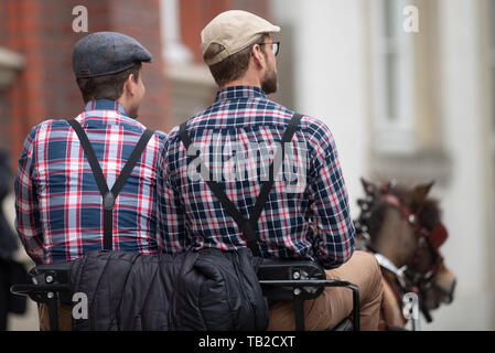 Münster, Allemagne. 30 mai, 2019. Deux hommes prendre part avec une voiture dans un aller-retour dans le cadre de la 32e pèlerinage du chariot de Telgte. Autour de 80 équipes de pays, de l'Ems et Sauerland ont pris part à l'événement annuel de l'Ascension. Crédit : Bernd Thissen/dpa/Alamy Live News Banque D'Images