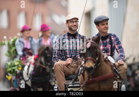 Münster, Allemagne. 30 mai, 2019. Transport équipes participent avec un aller-retour dans le cadre de la 32e pèlerinage du chariot de Telgte. Autour de 80 équipes de pays, de l'Ems et Sauerland ont pris part à l'événement annuel de l'Ascension. Crédit : Bernd Thissen/dpa/Alamy Live News Banque D'Images