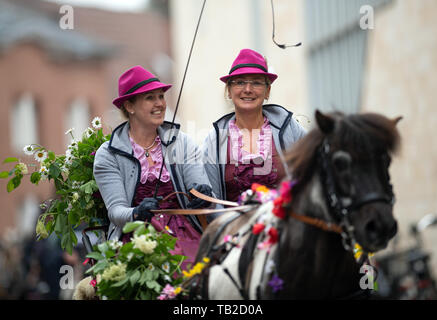 Münster, Allemagne. 30 mai, 2019. Deux femmes vêtues de costumes traditionnels de prendre part à une calèche dans le cadre de la 32e pèlerinage du chariot de Telgte. Autour de 80 équipes de pays, de l'Ems et Sauerland ont pris part à l'événement annuel de l'Ascension. Crédit : Bernd Thissen/dpa/Alamy Live News Banque D'Images