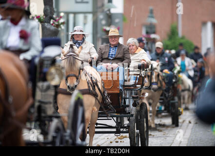 Münster, Allemagne. 30 mai, 2019. Transport équipes participent avec un aller-retour dans le cadre de la 32e pèlerinage du chariot de Telgte. Autour de 80 équipes de pays, de l'Ems et Sauerland ont pris part à l'événement annuel de l'Ascension. Crédit : Bernd Thissen/dpa/Alamy Live News Banque D'Images