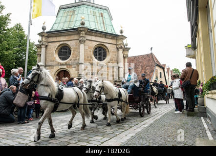 Münster, Allemagne. 30 mai, 2019. Transport équipes participent avec un aller et retour dans la 32e pèlerinage du chariot et passer la chapelle de la grâce dans la vieille ville. Autour de 80 équipes de pays, de l'Ems et Sauerland ont pris part à l'événement annuel de l'Ascension. Crédit : Bernd Thissen/dpa/Alamy Live News Banque D'Images