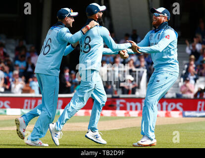 Londres, Royaume-Uni. 30 mai, 2019. Moeen Ali d'Angleterre célébrer ses prises avec Ben Stokes d'Angleterre durant la Coupe du Monde de Cricket ICC 1 match entre l'Angleterre et l'Afrique du Sud, à l'Ovale Stadium, Londres, le 30 mai 2019 : Crédit photo Action Sport/Alamy Live News Banque D'Images