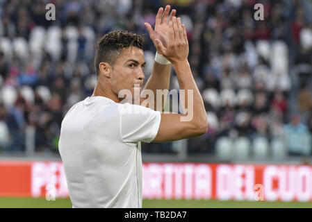 Turin, Italie. 27 mai, 2019. Cristiano Ronaldo de 'Campioni per la Ricerca' fait un geste au cours d'une 'Partita Del Cuore' Charity match au Stade Allianz.Campioni per la Ricerca gagner le ''Champions'' de recherche 3-2 contre le ''National Italien Singers' Credit : Crédit Puletto Diego SOPA/Images/ZUMA/Alamy Fil Live News Banque D'Images