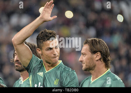 Turin, Italie. 27 mai, 2019. Cristiano Ronaldo de 'Campioni per la Ricerca' (C) fait un geste au cours d'une 'Partita Del Cuore' Charity match au Stade Allianz.Campioni per la Ricerca gagner le ''Champions'' de recherche 3-2 contre le ''National Italien Singers' Credit : Crédit Puletto Diego SOPA/Images/ZUMA/Alamy Fil Live News Banque D'Images