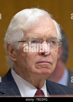 Washington, District de Columbia, Etats-Unis. Mar 22, 2017. Le sénateur américain Thad Cochran (républicain du Mississippi) est à l'écoute en tant que Secrétaire à la Défense James N. Mattis et le président des chefs d'état-major de l'US Marine Corps, le général Joseph F. Dunford, Jr.témoigner à un comité du Sénat américain sur les crédits sous-comité sur l'audience de la défense intitulé ''l'examen du budget de l'état de préparation et le ministère de la défense'' sur la colline du Capitole à Washington, DC le Mercredi, Mars 22, 2017 Credit : Ron Sachs/CNP/ZUMA/Alamy Fil Live News Banque D'Images