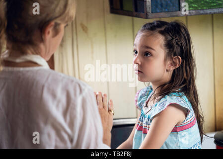 Fille de parler avec sa grand-mère Fille de parler avec sa grand-mère