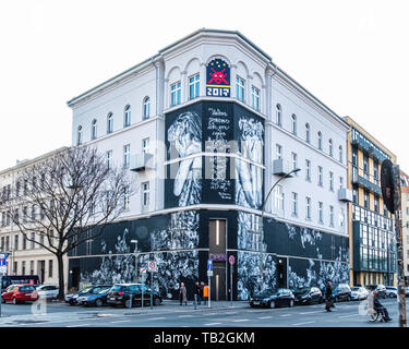 Urban Nation Musée de l'art de rue dans Schöneberg-Berlin, Façade art par Snik et Hera est un hommage à la nature Banque D'Images