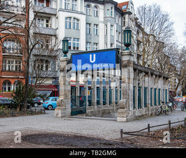 Schöneberg-Berlin. Viktoria-Luise-Platz U-Bahn) Gare ferroviaire située sur la ligne U 4. Entrée avec piliers de pierre décorative & green la Banque D'Images