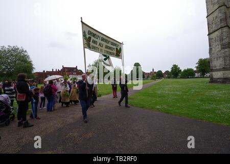 Le jour de la pomme de chêne en vaux 29 mai 2019 où les villageois y réaffirmer anciens droits pour ramasser le bois à partir de bois Calvados. Ces droits remontent au Moyen-âge et ont été confirmés par une forêt charte de la cour en 1603. Les villageois prennent également part à une cérémonie en la cathédrale de Salisbury, où cette année Gaia, une 120 dpi l'imagerie de la NASA détaillées de la surface de la terre. Un instilation par art par Luke Jerram. Banque D'Images