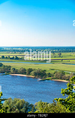 Vue sur la Elbauen en Basse-Saxe, Allemagne. Vous voyez un paysage de champs, de prairies et de l'Elbe, sous un ciel bleu. Banque D'Images