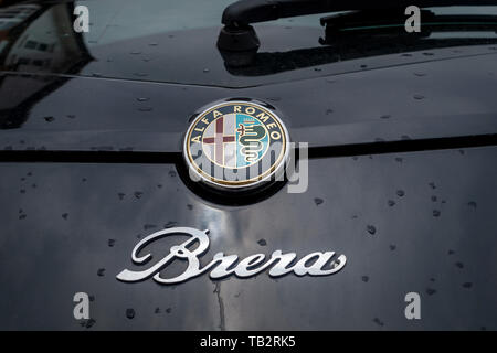 Alfa Romeo logo sur le dos d'une voiture de Brera Banque D'Images