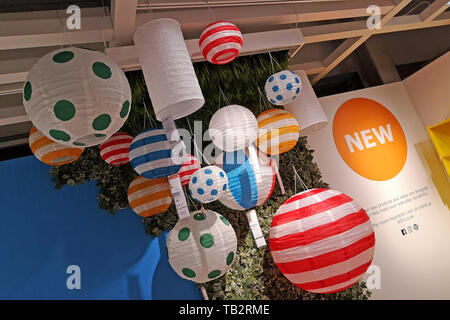 Abat-jour coloré chez Ikea à Coventry, Royaume-Uni, le 29 mai 2019. Banque D'Images