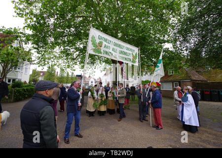 Le jour de la pomme de chêne en vaux 29 mai 2019 où les villageois y réaffirmer anciens droits pour ramasser le bois à partir de bois Calvados. Ces droits remontent au Moyen-âge et ont été confirmés par une forêt charte de la cour en 1603. Les villageois prennent également part à une cérémonie en la cathédrale de Salisbury, où cette année Gaia, une 120 dpi l'imagerie de la NASA détaillées de la surface de la terre. Un instilation par art par Luke Jerram. Banque D'Images