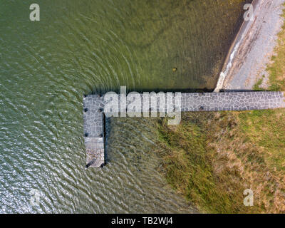 Vue aérienne de belle pierre pier à Furnas lagoon, Açores. Drone vue paysage avec les lignes et la texture. Vue de dessus du paysage romantique, tou Banque D'Images