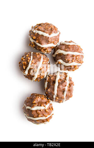 Truffes au chocolat chocolat sucré. boules isolé sur fond blanc. Banque D'Images