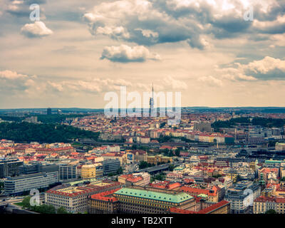 Vue aérienne de la tour de télévision à Prague de la rivière Vltava Banque D'Images