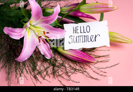 Hello summer remarque avec Lily fleurs bouquet sur fond rose Banque D'Images