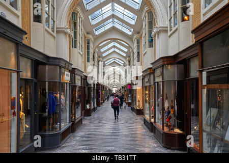 Londres - 17 MAI 2019 : Burlington Arcade intérieur avec des personnes et des boutiques de luxe à Londres, en Angleterre. Banque D'Images