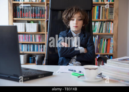 Jeune homme d'affaires dans son bureau Banque D'Images