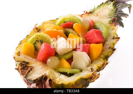 Mélanger les fruits servis à l'intérieur de l'ananas isolé sur fond blanc Banque D'Images