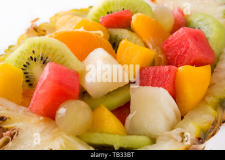 Mélanger les fruits servis à l'intérieur de l'ananas isolé sur fond blanc Banque D'Images