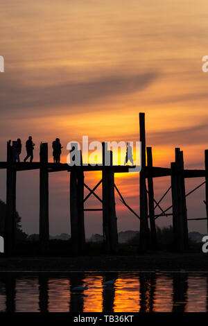 Coucher de soleil pont U Bein Amarapura au Myanmar Banque D'Images