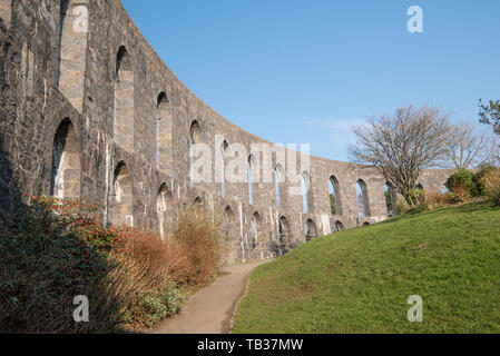 McCaig's Tower a été construit en 1897 par banquier local John Stuart McCaig pour fournir du travail aux maçons locaux et domine la ville d'Oban à partir de son loft Banque D'Images