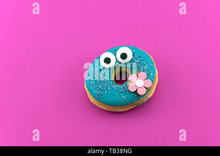 Funny vitrage bleu donut sur fond rose. Des tons pastel Banque D'Images