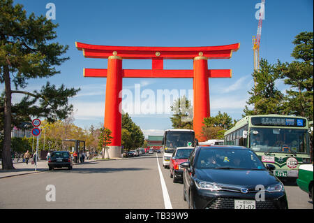 Kyoto, Japon - Avril 2019 : Giant Torii, la porte principale à l'époque Heian-jingu. Banque D'Images