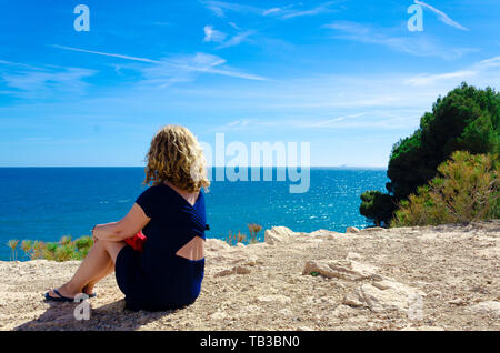 Femme blonde aux cheveux bouclés à à la mer à Cambrils, Tarragona Banque D'Images
